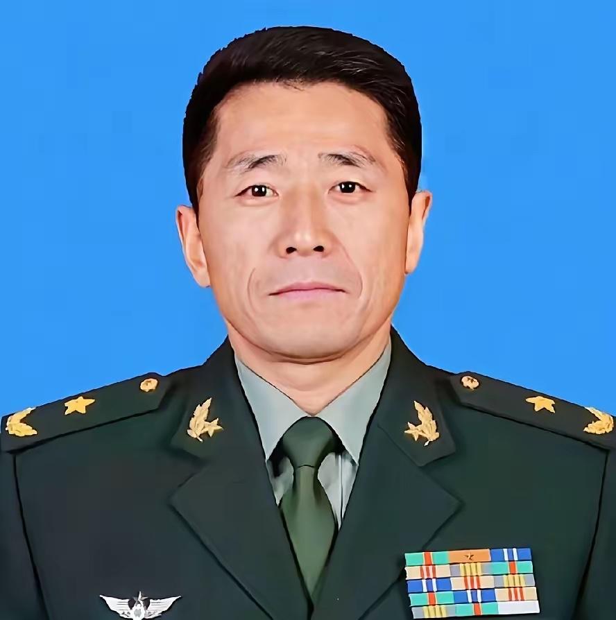 当兵的人，几乎都认识他没当兵的，也听过他的传奇从普通士兵到共和国少将他是和