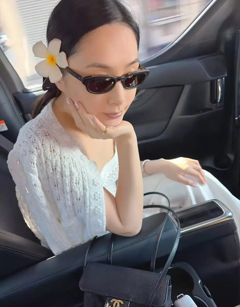 阿娇晒度假风美照心情愉悦！头上戴花少女感十足