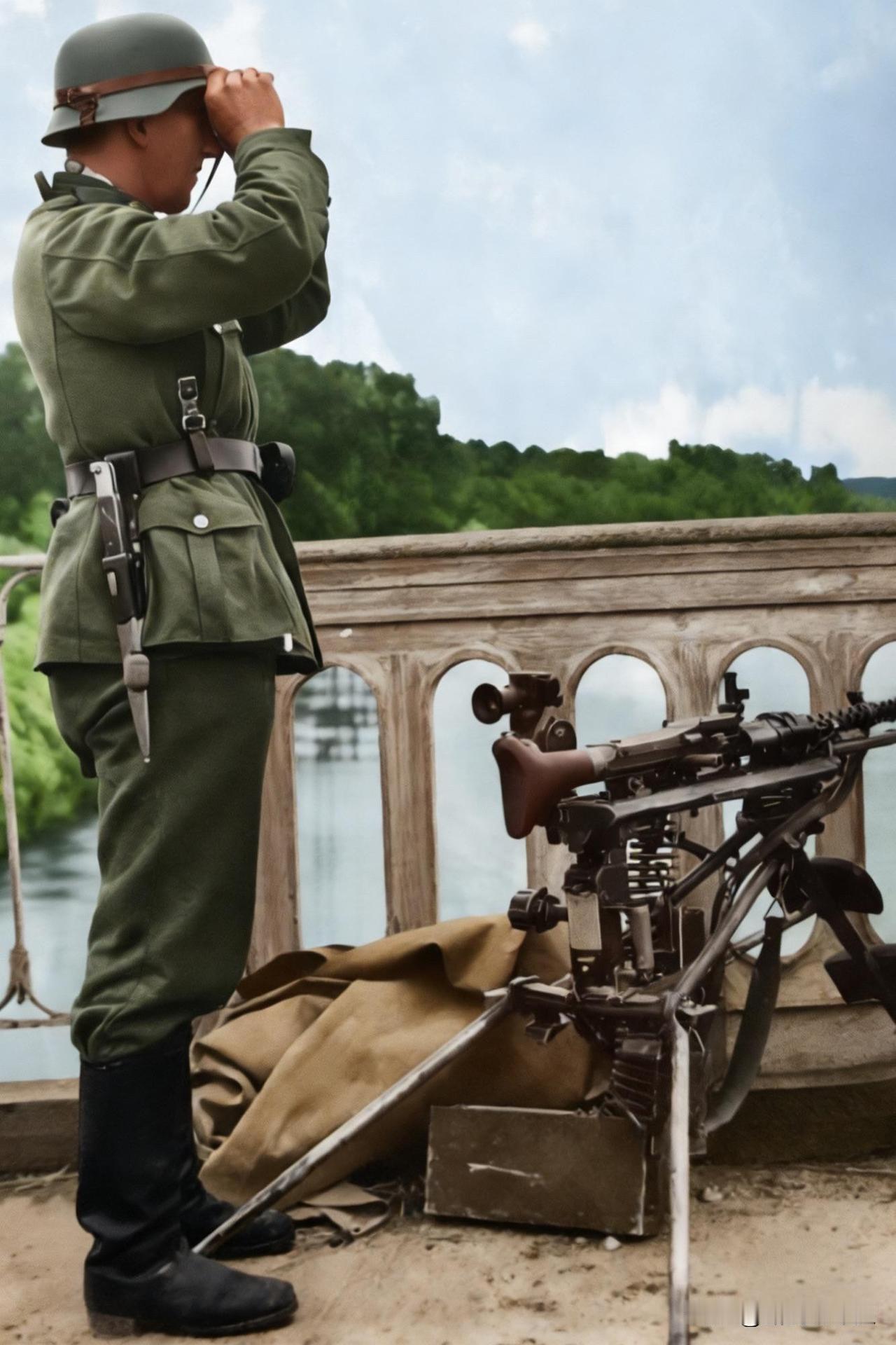 一名德军机枪手在一座桥梁上警戒，他手握望远镜，专注地观察着远方的动静。在他旁边是