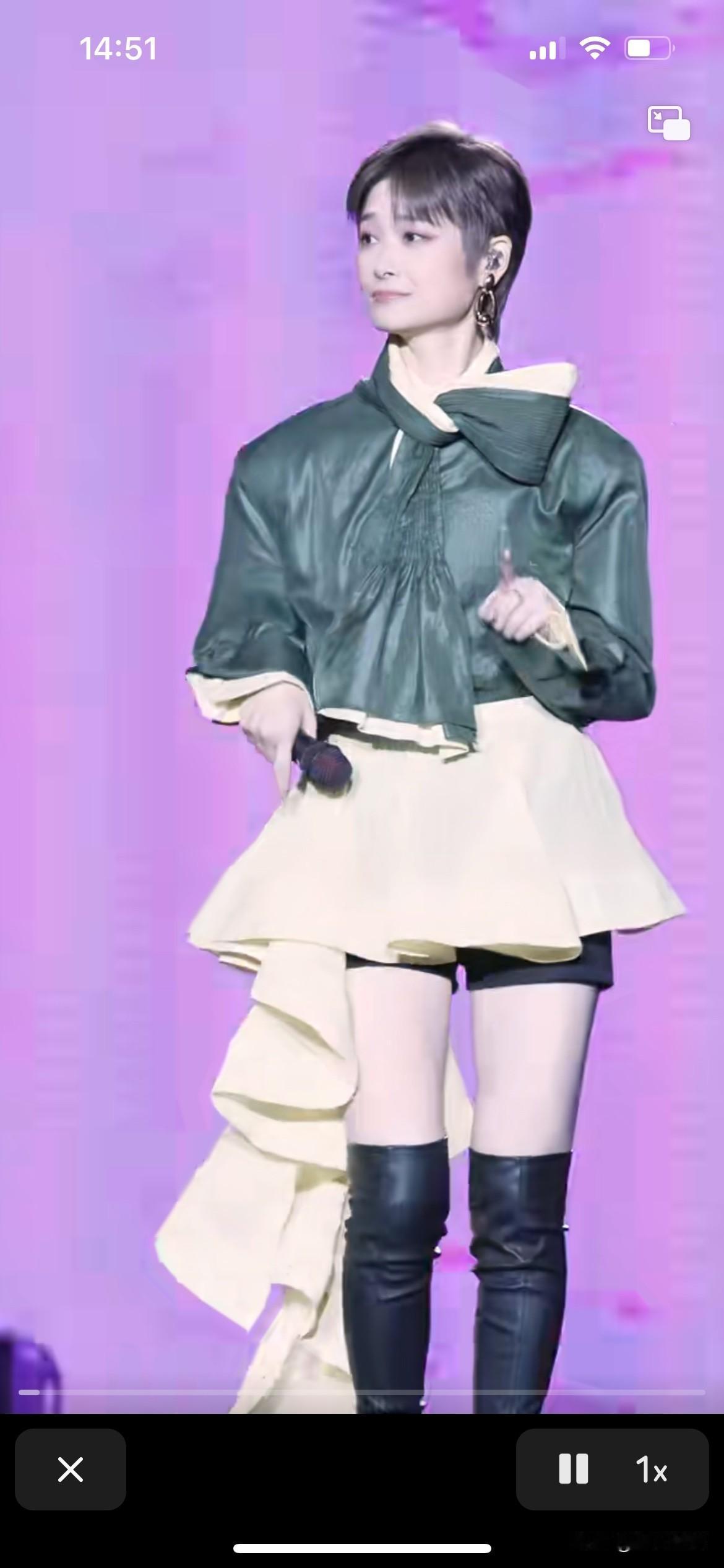 李宇春老师又开始露大腿了，是不是缺钱啊，没有必要穿那么少就开演唱会了，现在的明星