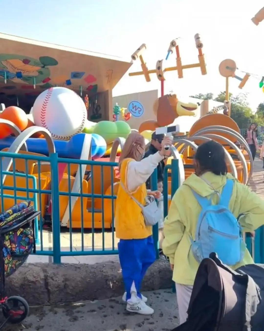 苗苗晒儿女近照，快四岁儿子单手帮妹妹拎三大包尿布，哥哥力爆棚！