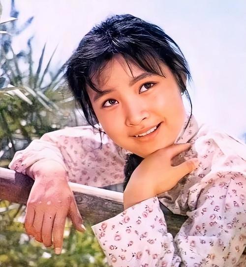 陈冲的相貌变化太大了！刚开始见到她，是在电影《小花》里，那时的她18岁，青春