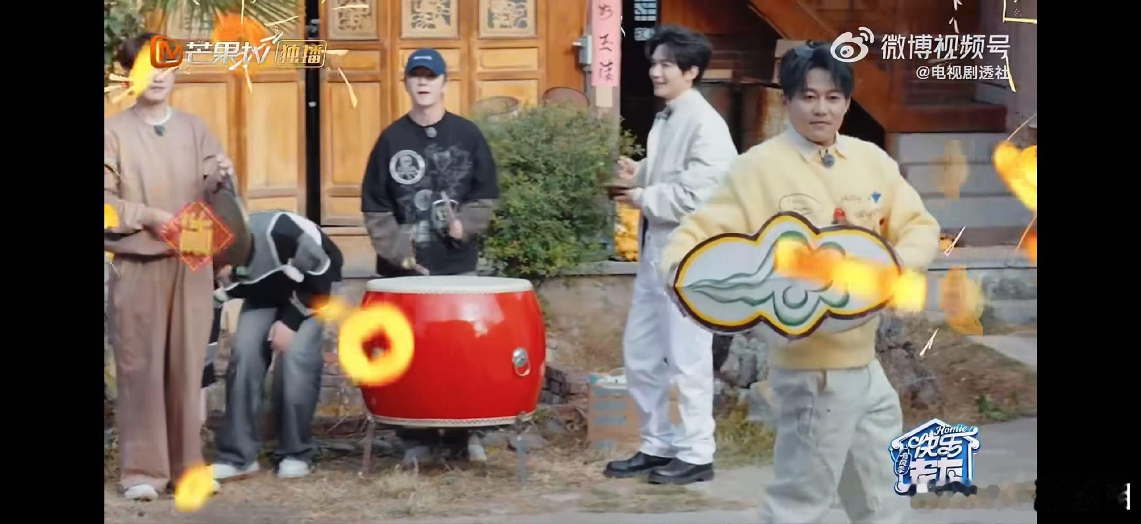 苏醒我的猫步很曼妙快乐老友记苏醒这波云中漫步既视感，提着灯笼走猫步，衣角飘得慢