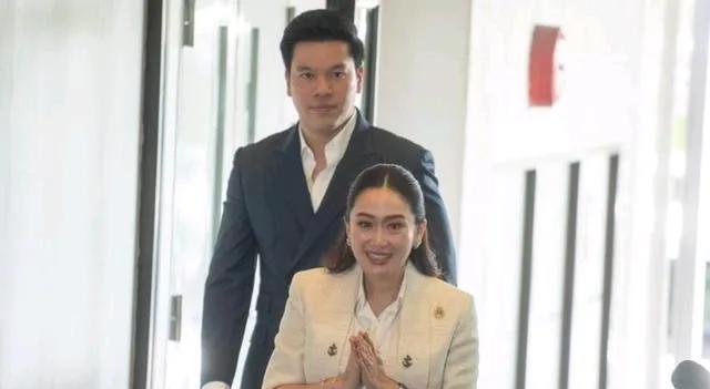 佩通坦的丈夫，长得高大面相忠厚。他曾经看着优秀的妻子站在万丈光芒中，如今又看着她