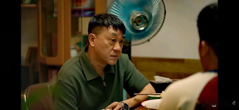 《刑警的日子》老戏骨配角：1、何冰，饰演魏杰，57岁，中央戏剧学院，一级演员，