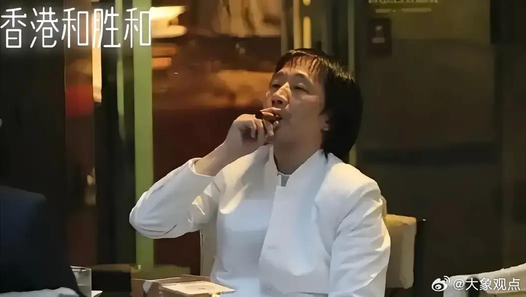 7月26日，在香港尖沙咀金马伦道26号一楼上酒吧，一名32岁的营销...