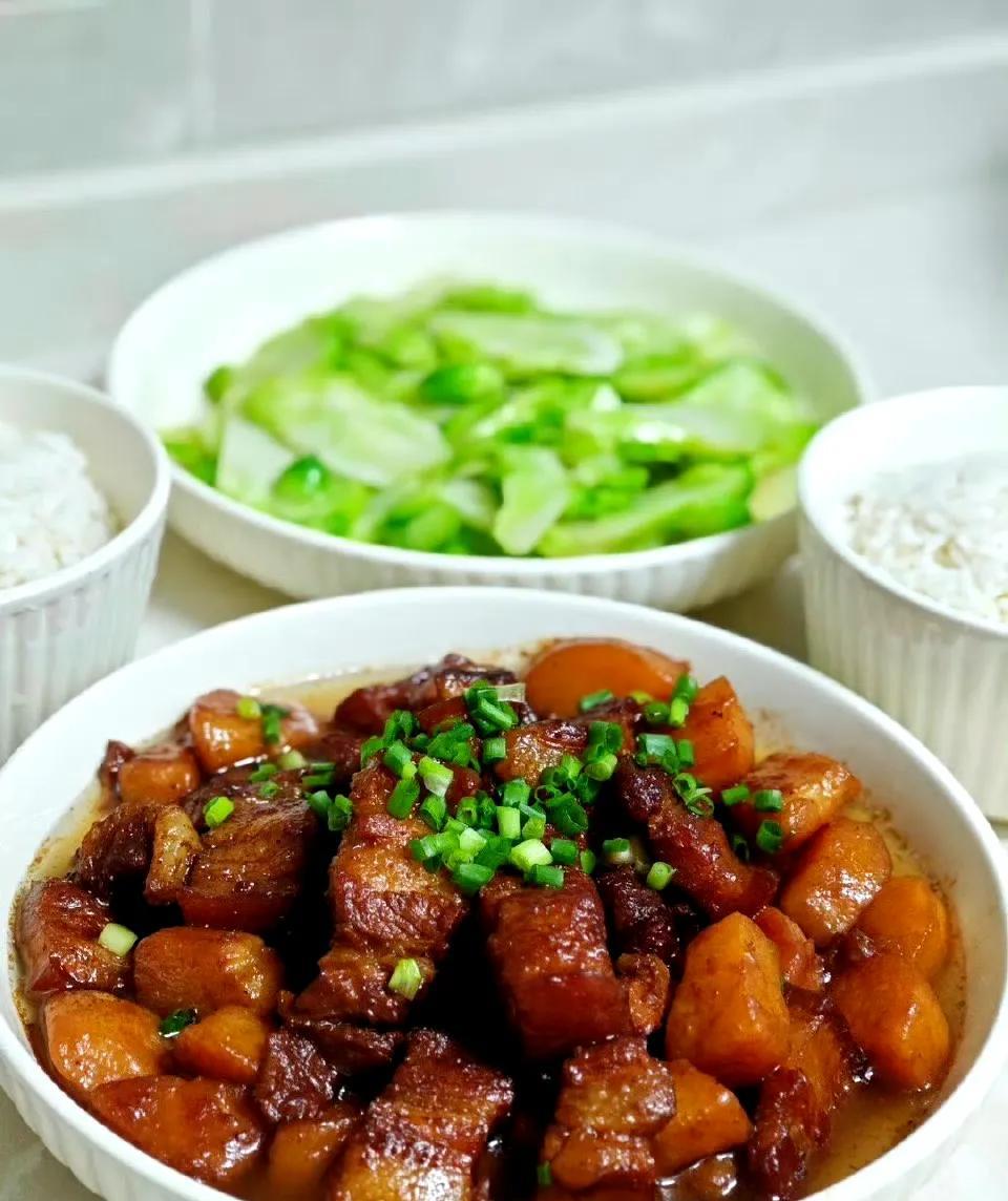 两个人吃饭，左边和右边，你选择哪个？
