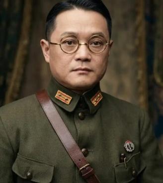 1949年，国军上将潘文华决定起义，却发现七姨太是特务，为了不打草惊蛇，他对七姨