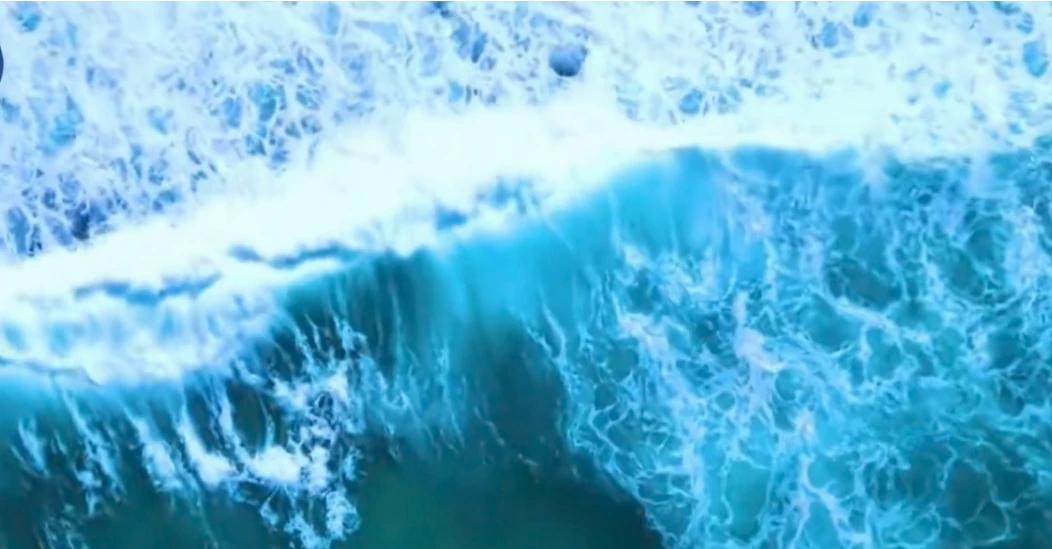 雪落北国一片白风吹南疆万波蓝