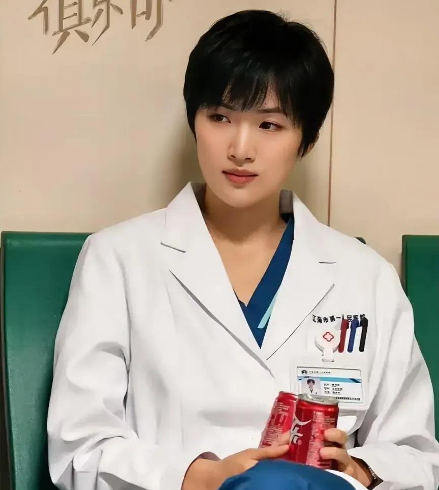 按照姚安娜的背景，在政界、商界、金融界、学术界都可以轻轻松松获得大量资源，但她没