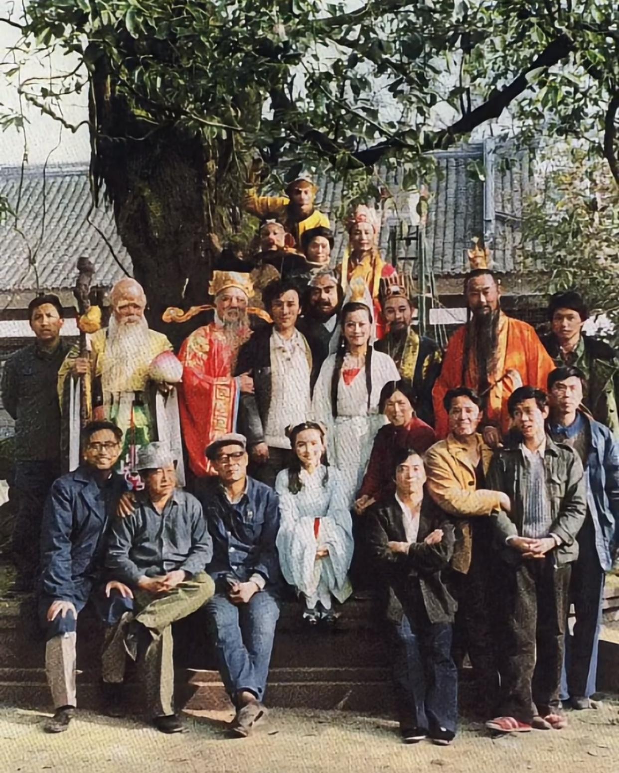 快看看这是挖到了什么古董宝藏，老西游记的幕后照片，就是偷吃完人参果那集。都