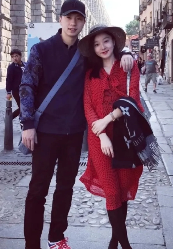 有件事我一直不敢说。说了又怕马龙不高兴。近日有网友晒马龙的老婆夏露，这位小