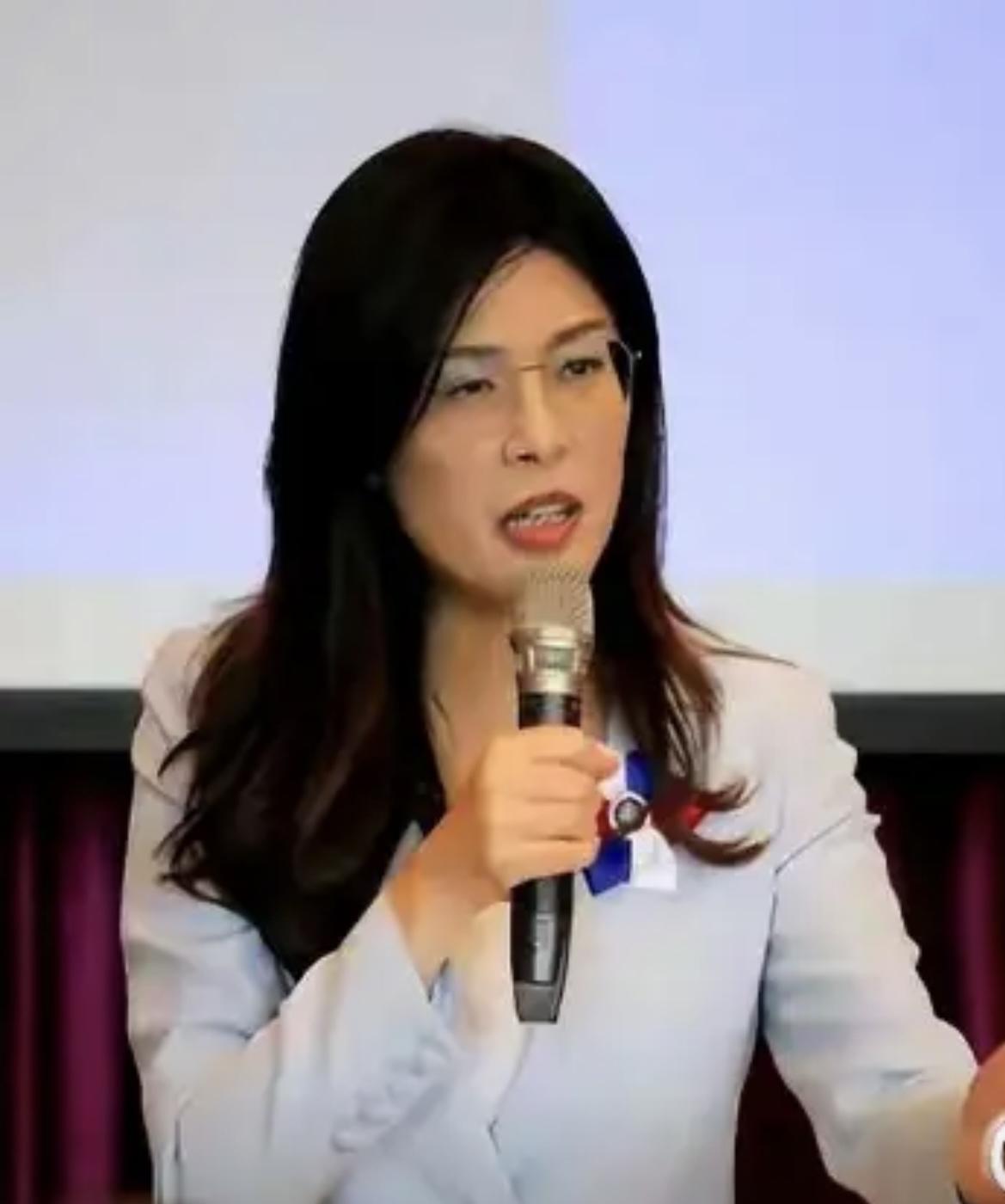 郑丽文这波用人操作也太颠覆了！居然把刚出狱的人直接提拔成“首席战略官”，刚离开