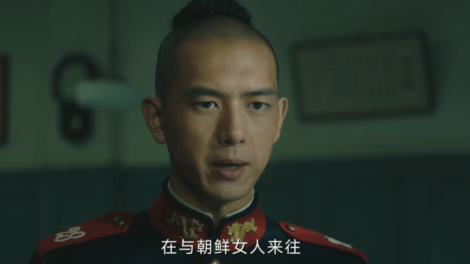 李现新剧发型从懒羊羊变一刀切李现新剧里的梁乡把辫子剪了，从蓬松“懒羊羊”秒变利