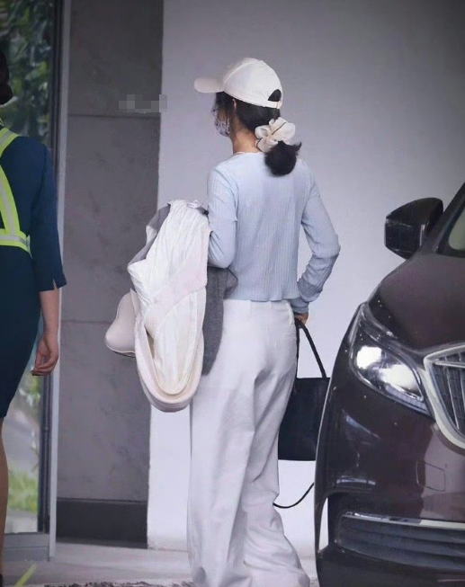 黑发的赵丽颖像极了家庭妇女