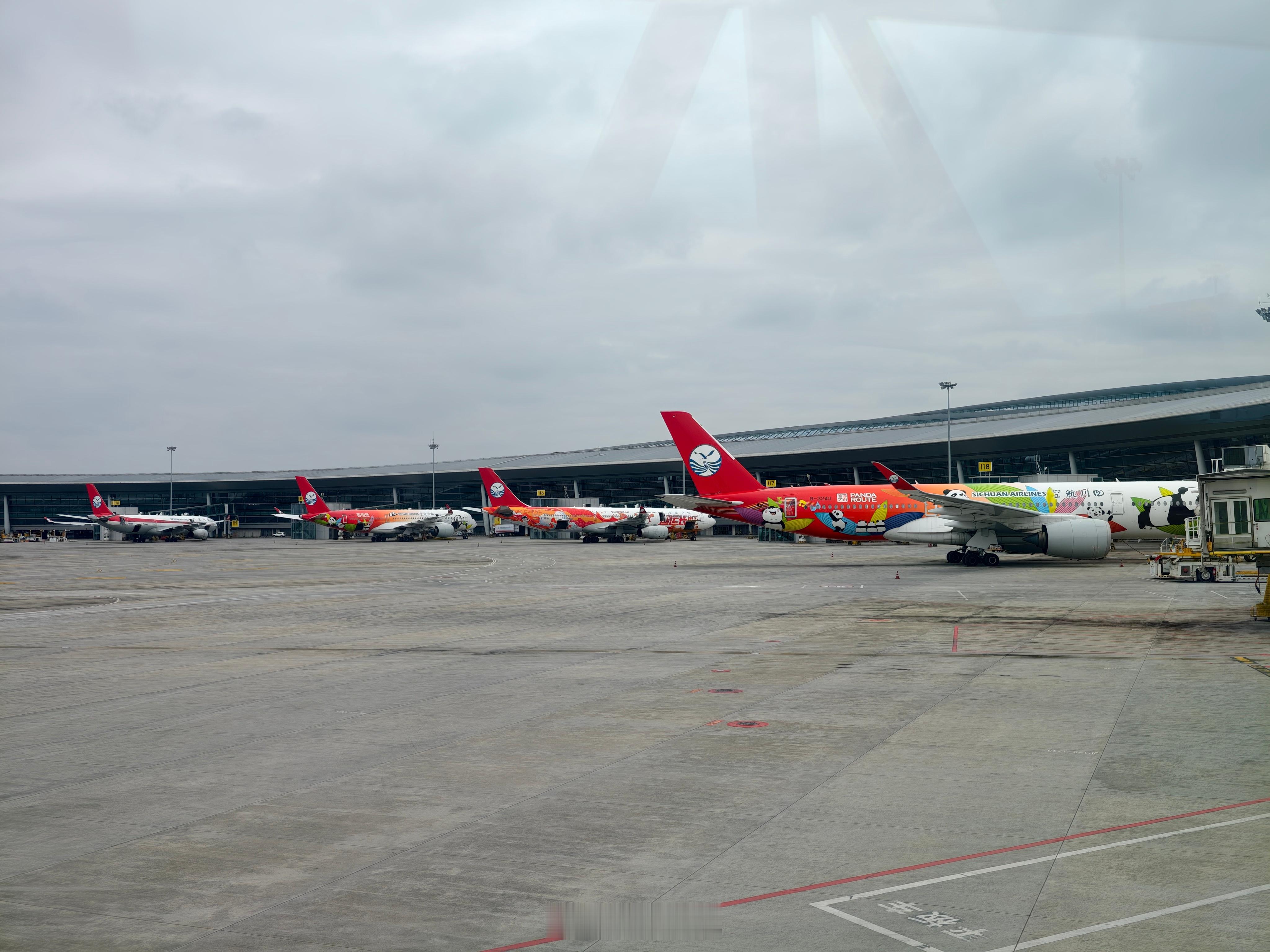 今天出了个远门，到大西南边境的腾冲。我和同事小沈约好在天府机场汇合，转机。他给我