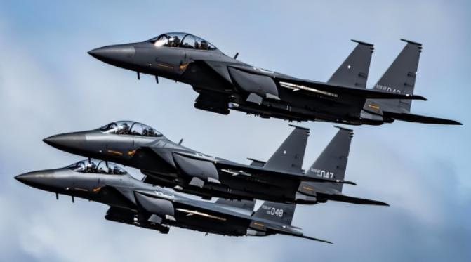 按照央视新闻在11月30日的报道，朝鲜官方在报道中，首次强调了“即将接收新式战略