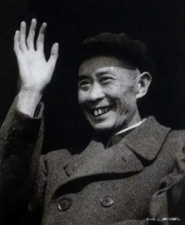 1960年，开国上将邓华将军远赴四川担任副省长之时，随身携带了两把手枪，但这却让