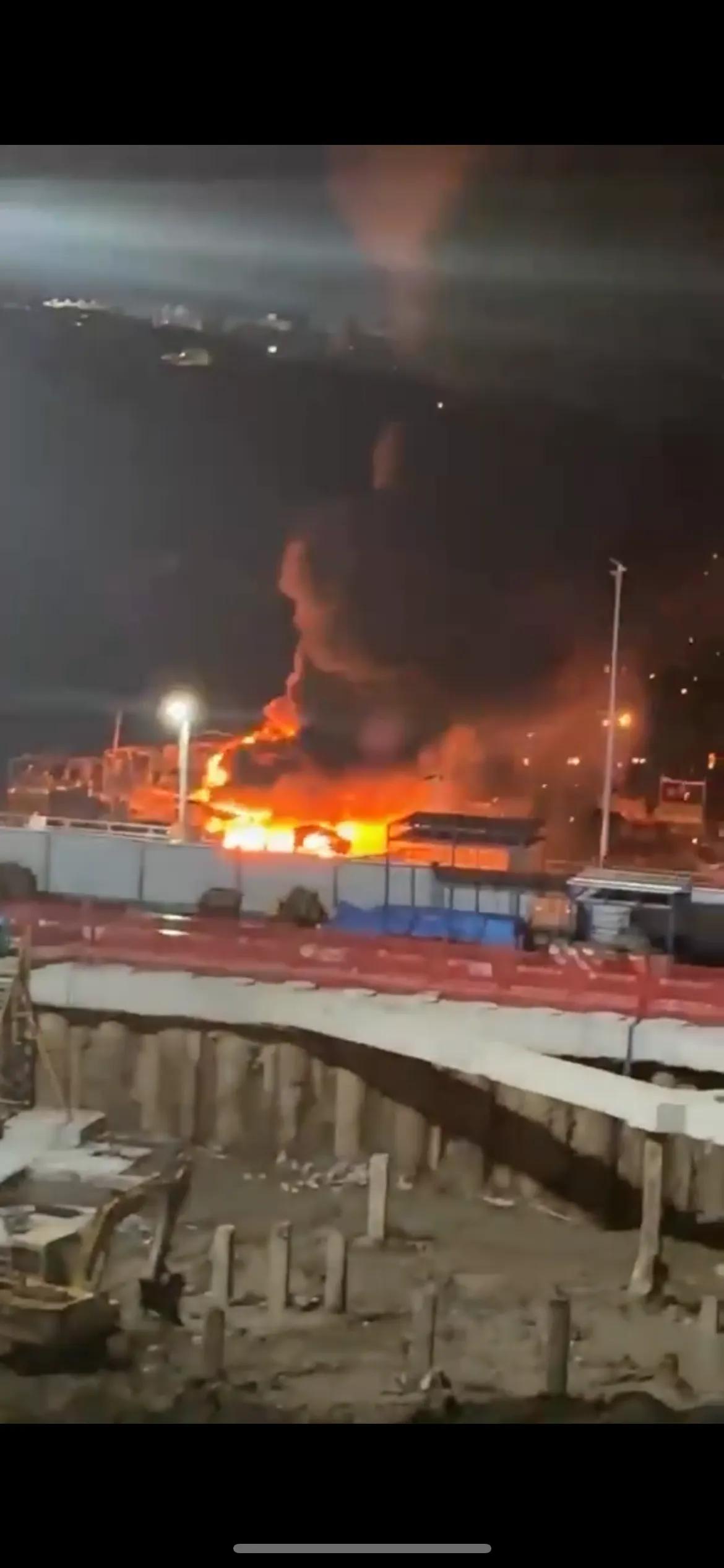 湛江网友爆料：5月11日晚8时许，在霞山东堤码头的海上渔船突发火灾，火势迅速蔓延