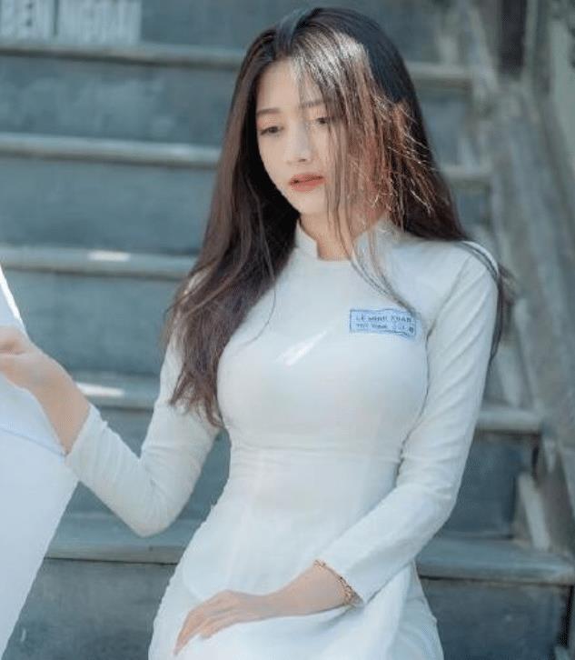 笑话：夜晚，夫打电话，半天妻才接，夫：在干啥呢？这么久才接电话～妻：今天有点累，