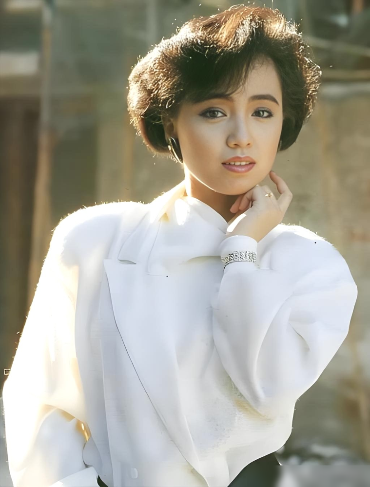 TVB这手替身牌，太毒了。翁美玲刚走，TVB急缺同款甜妹。邓萃雯从训练班出来，一天龙套没跑，直接女一