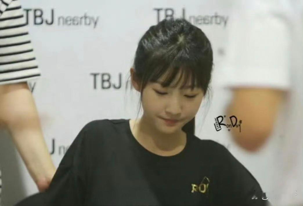 2015年的金赛纶，高颅顶，头小脸小，真的好漂亮，完全就是小女孩​​​