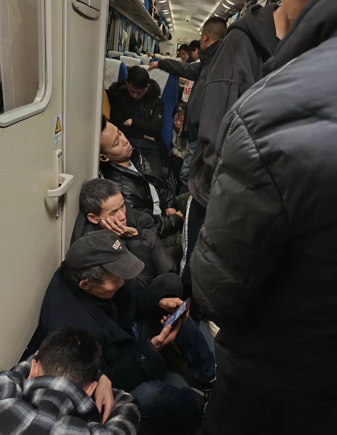 都2026年了，中国还有这么多为了省钱选择坐绿皮火车站票的，特别是看到一个小姑娘