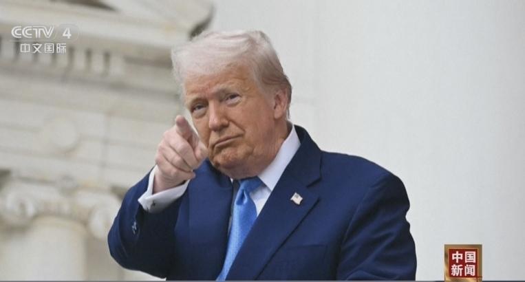 爱泼斯坦案新档案一曝光，克林顿的泳池照、浴缸照就成了焦点，而特朗普的回应堪称“反