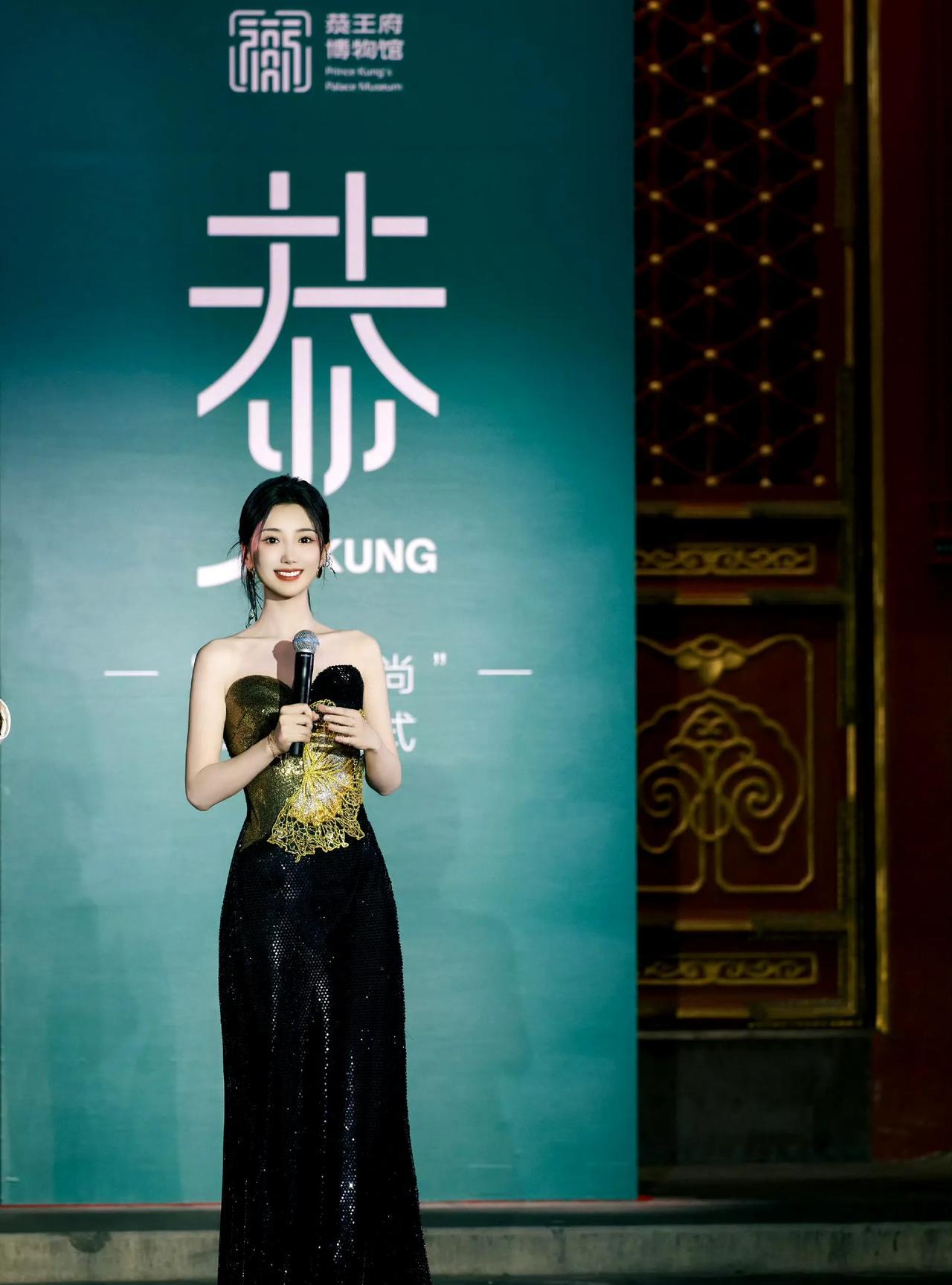 毛晓彤2025恭·时尚国内首秀一起共赏跨越三百年的中式美学，感受传统与现代融合共