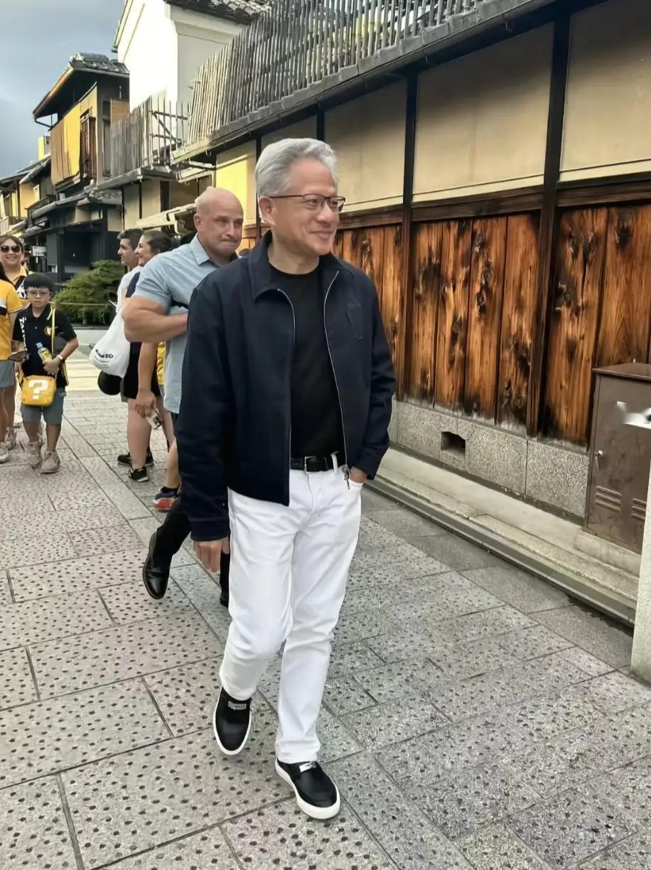 英伟达总裁黄仁勋现身日本京都，他和保镖们在街头闲逛，他左看右看也不知道在看什么，