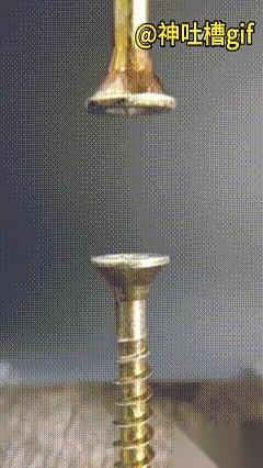 真有人这么干了。把一颗钻石，死死地夹在两颗螺丝钉中间，然后开足马力，让它们往死