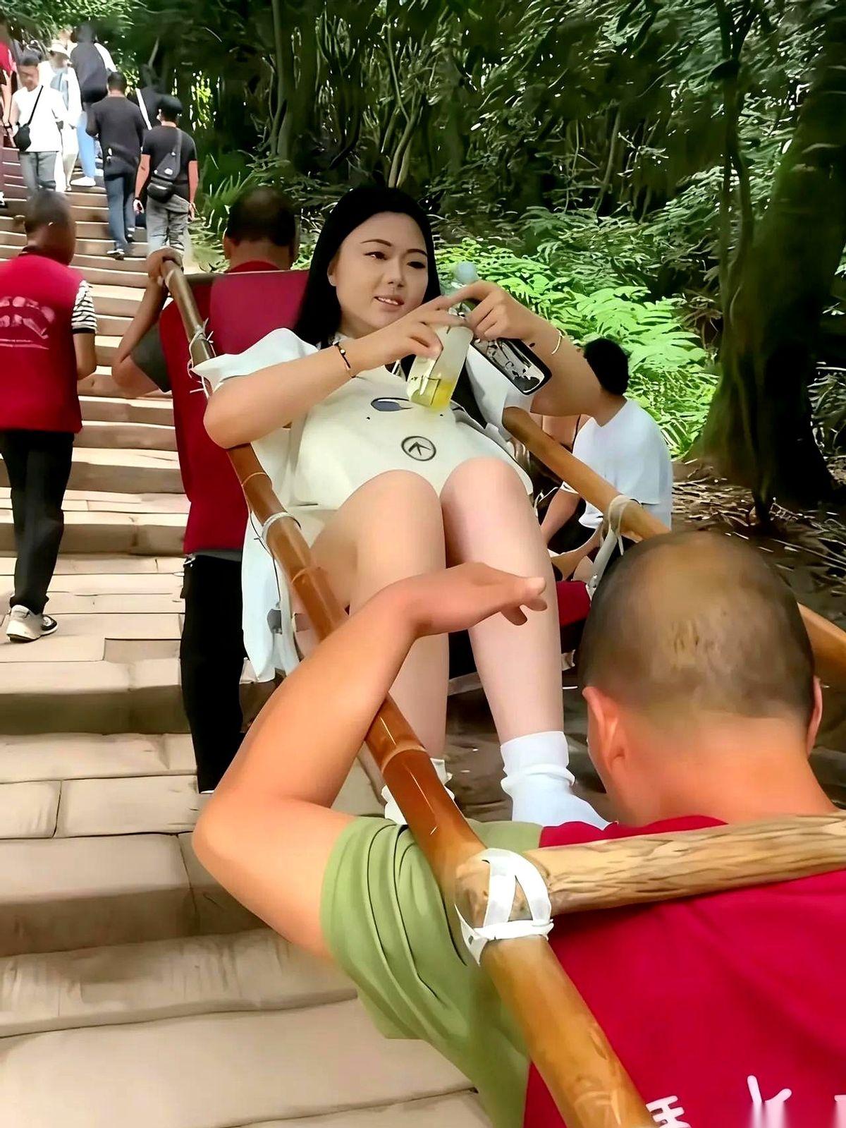 那姑娘拧瓶盖的样子，真悠闲啊。可我一眼就看到了那个轿夫。他半个身子都快拧成麻