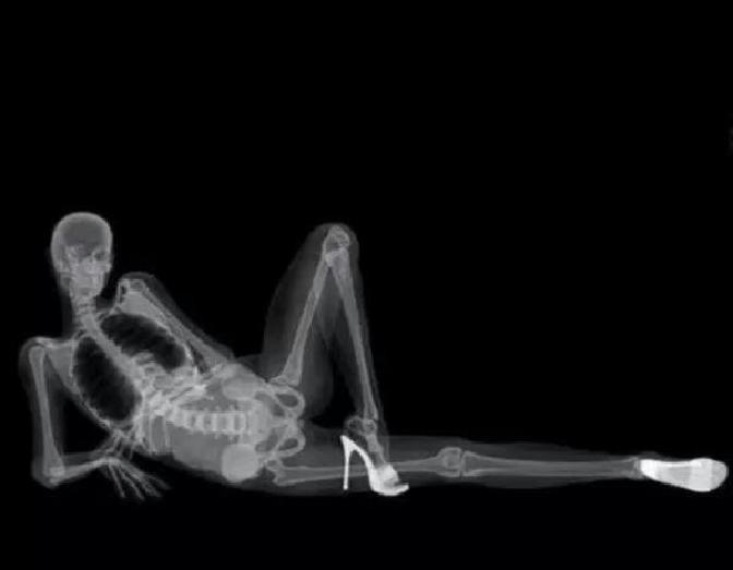 刷到个女生发视频说网恋半个月被男友骂有病拉黑。两人三月在交友软件认识，男方甜言