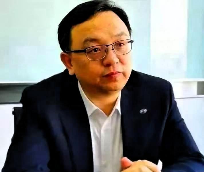 比亚迪总裁王传福说，他高中时回家要生活费时，他嫂子张秀菊，翻箱倒柜，兜里就几毛钱
