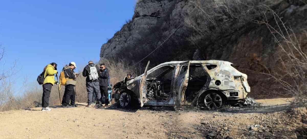 莲花山爬个坡，车烧成空壳了。这新闻看得我血压都上来了。就一台SUV，上山路上自