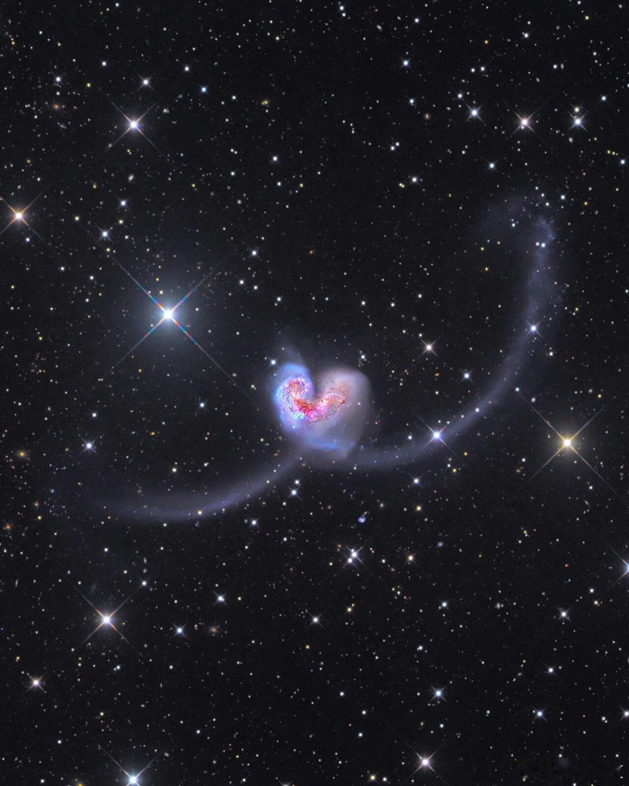 天文探索计划距离地球大约6000万光年的地方，有两个星系NGC4038和NG