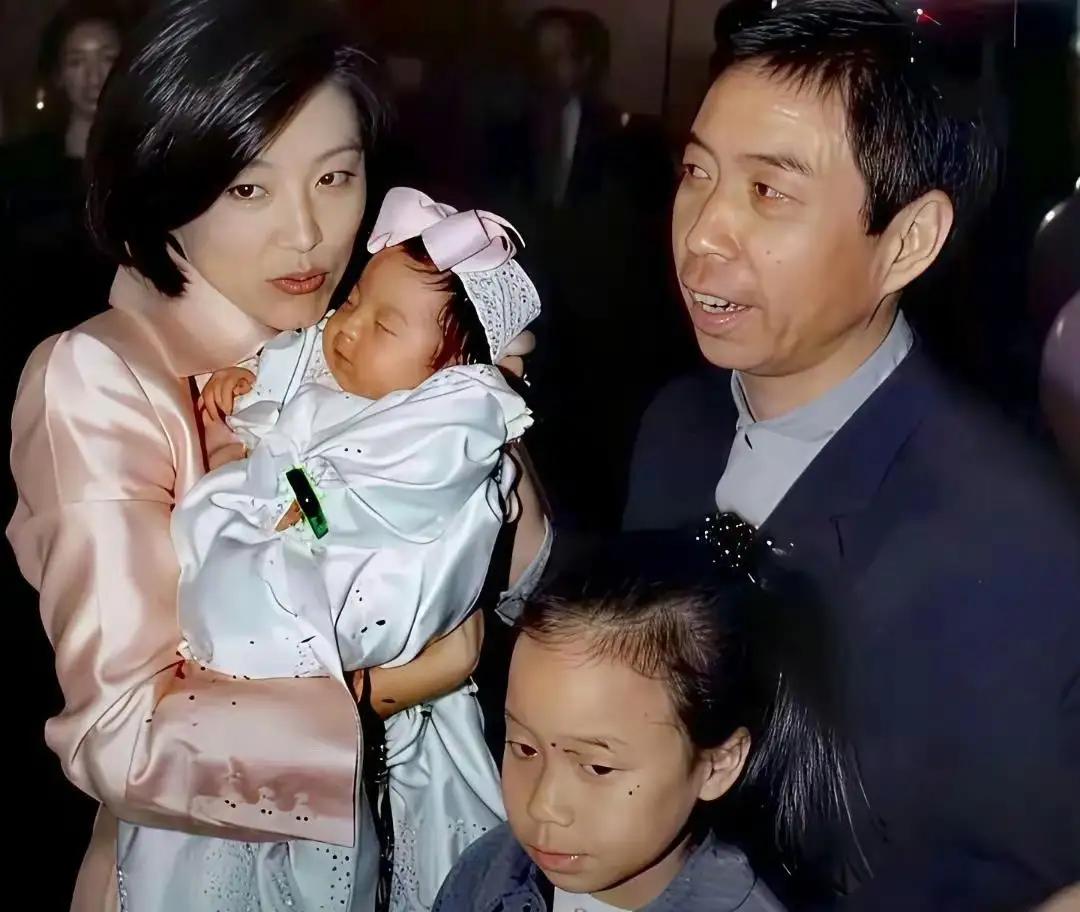 真想不通娱乐圈中的有美女不知是怎么想的，好多都是嫁给了那些又老又丑但很有钱的男人