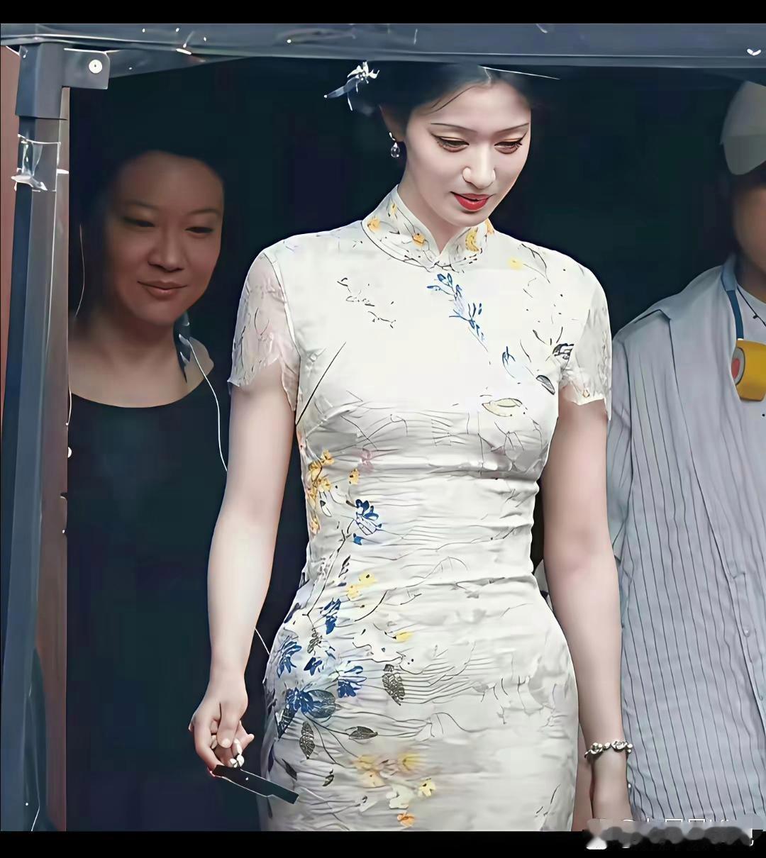 王楚然这身材在私底下简直是标准身材，不胖不瘦、婀娜多姿、玲珑有致。可这身材好是