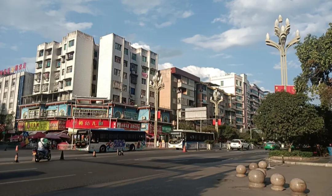 贵州省的黔东南地区，是非常美丽的地方，这一地区的首府是凯里市。凯里市从1956年