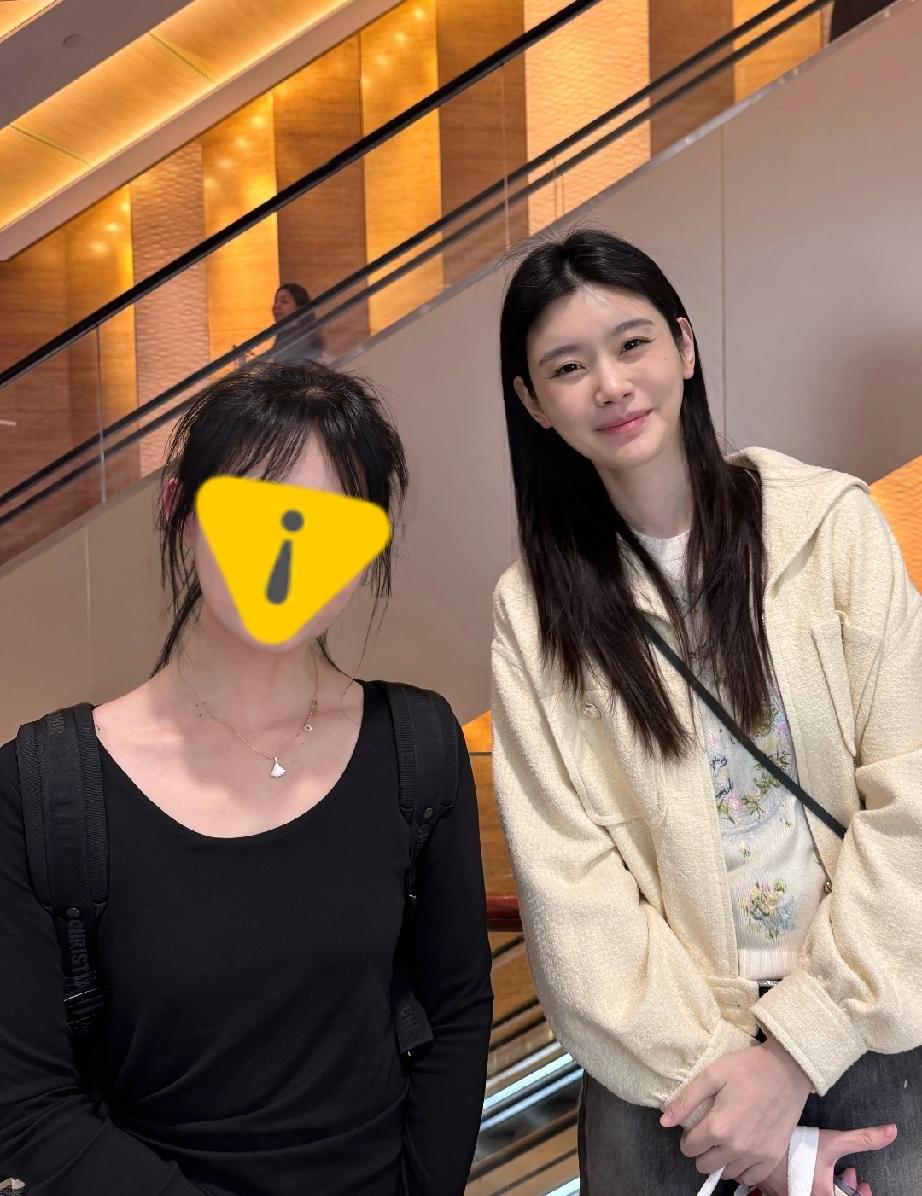 奚梦瑶和老公何猷君在香港逛街被偶遇，这身高差还是挺明显的，178的奚梦瑶穿平底鞋