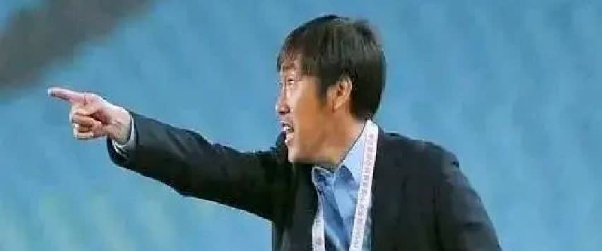 杜震宇，把中国足球最疼的疤撕开了。国家队踢伤了，谁管我工资？俱乐部一年给