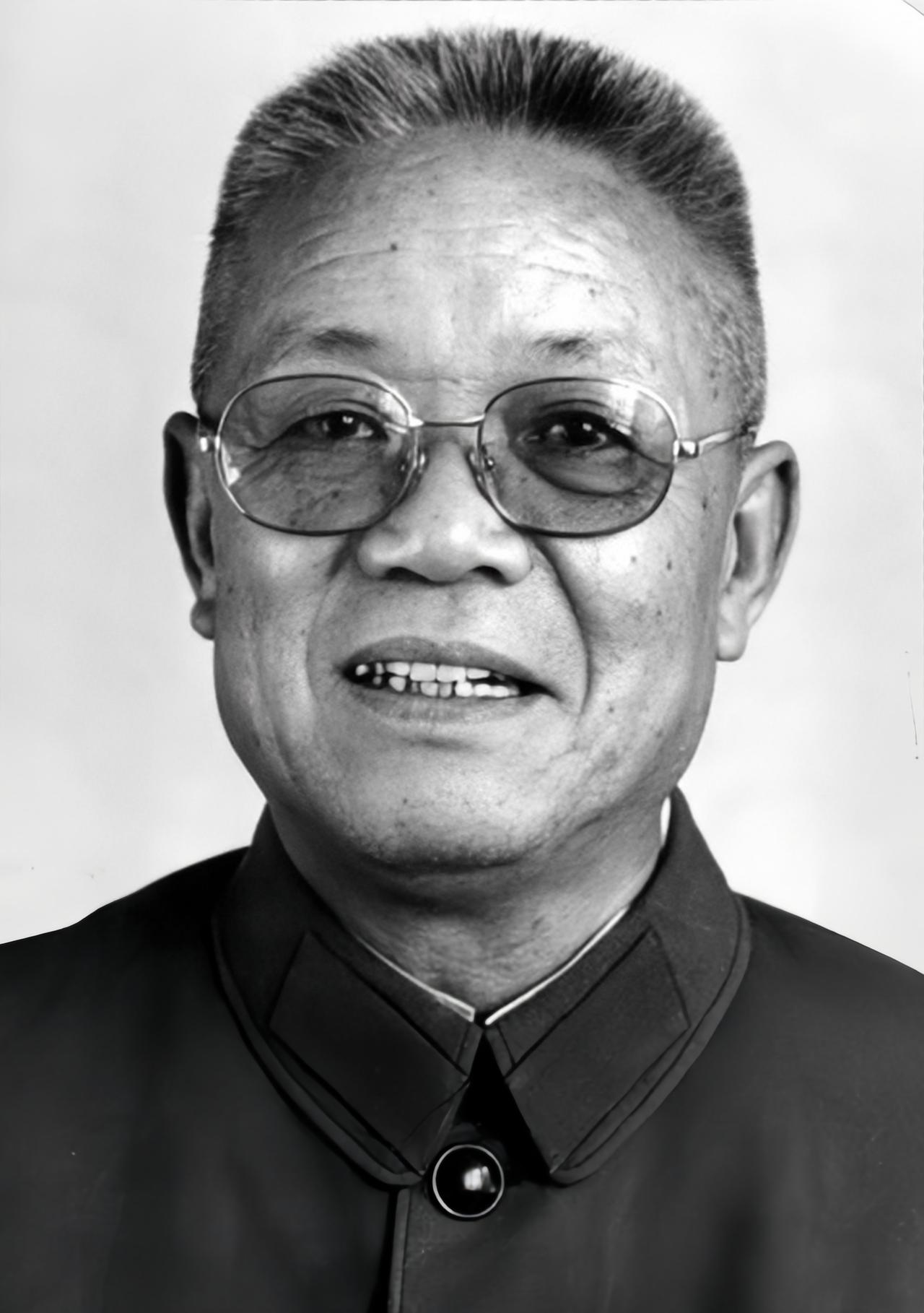 开国上将韩先楚一辈子非常尊重和爱戴毛主席。有一次他和儿子聊天，聊着聊着聊到了毛主