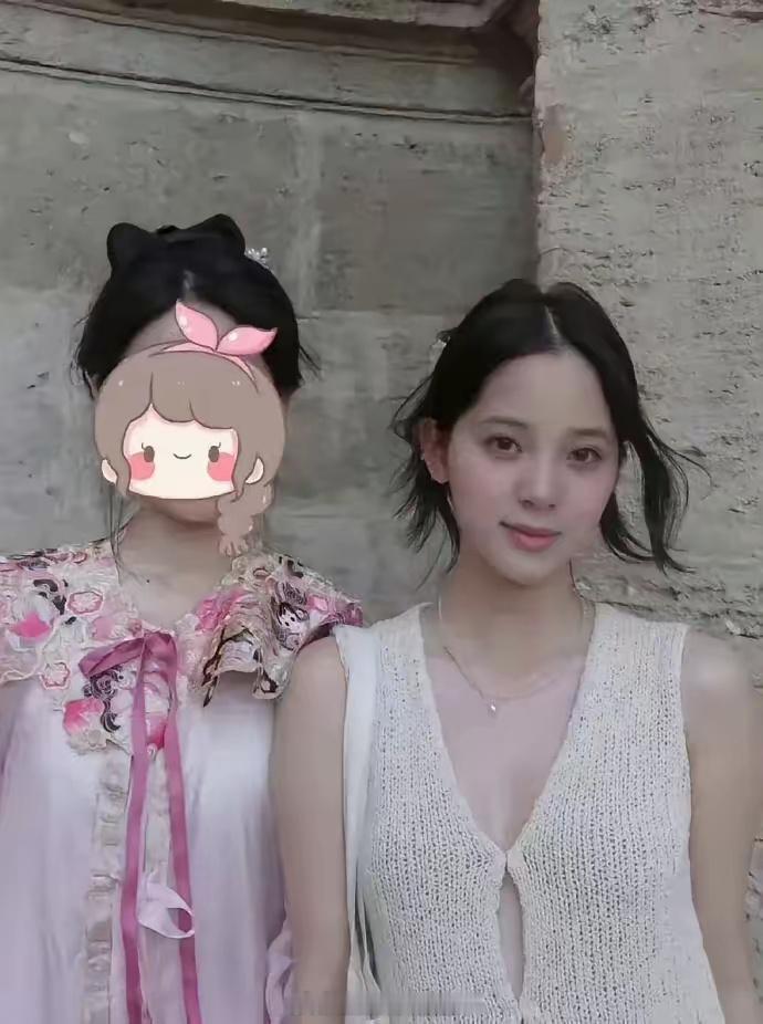 欧阳娜娜这个肚子和腰是真实的吗？