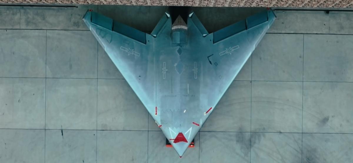 美国人这下该慌了，原本中国福建舰正式入列就够让人头疼得了，可偏偏今天央视还有意透