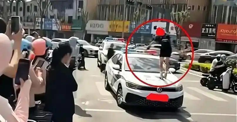 踹击警车跳上引擎盖的她是山东东明县的网红，抖音名称“玲玲宝贝”，拥有2.1万粉丝