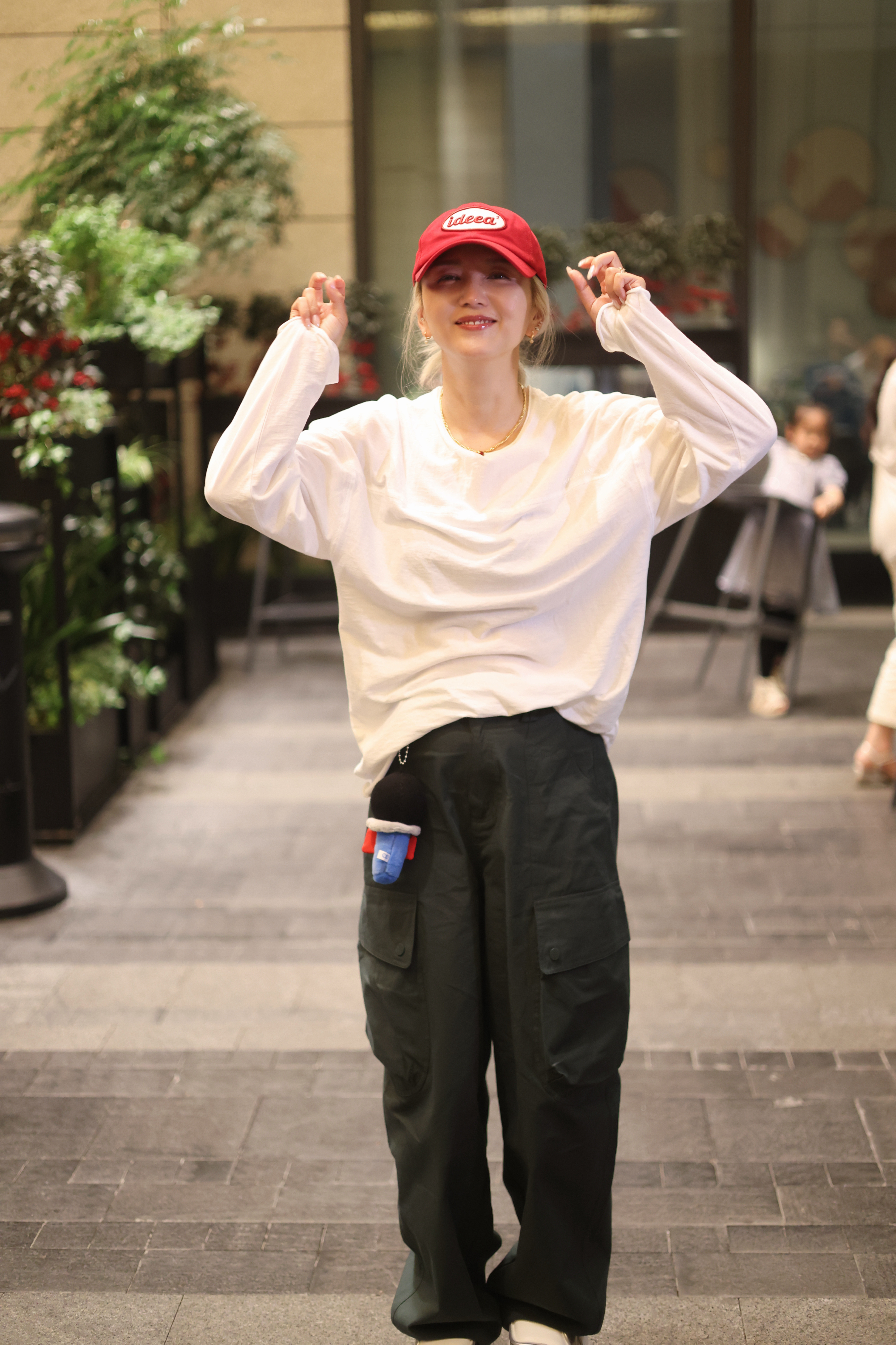 何洁浪姐上班路透何洁在哪学的这么多比心方式🥰谁懂啊！何洁瘦后状态封神，美萌又亮