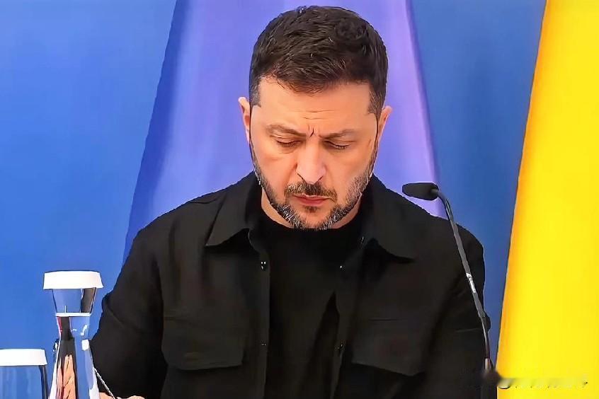 12月3日凌晨的最新情报，现在它来了，第二条，泽连斯基本周卸任？美乌谈判后基辅