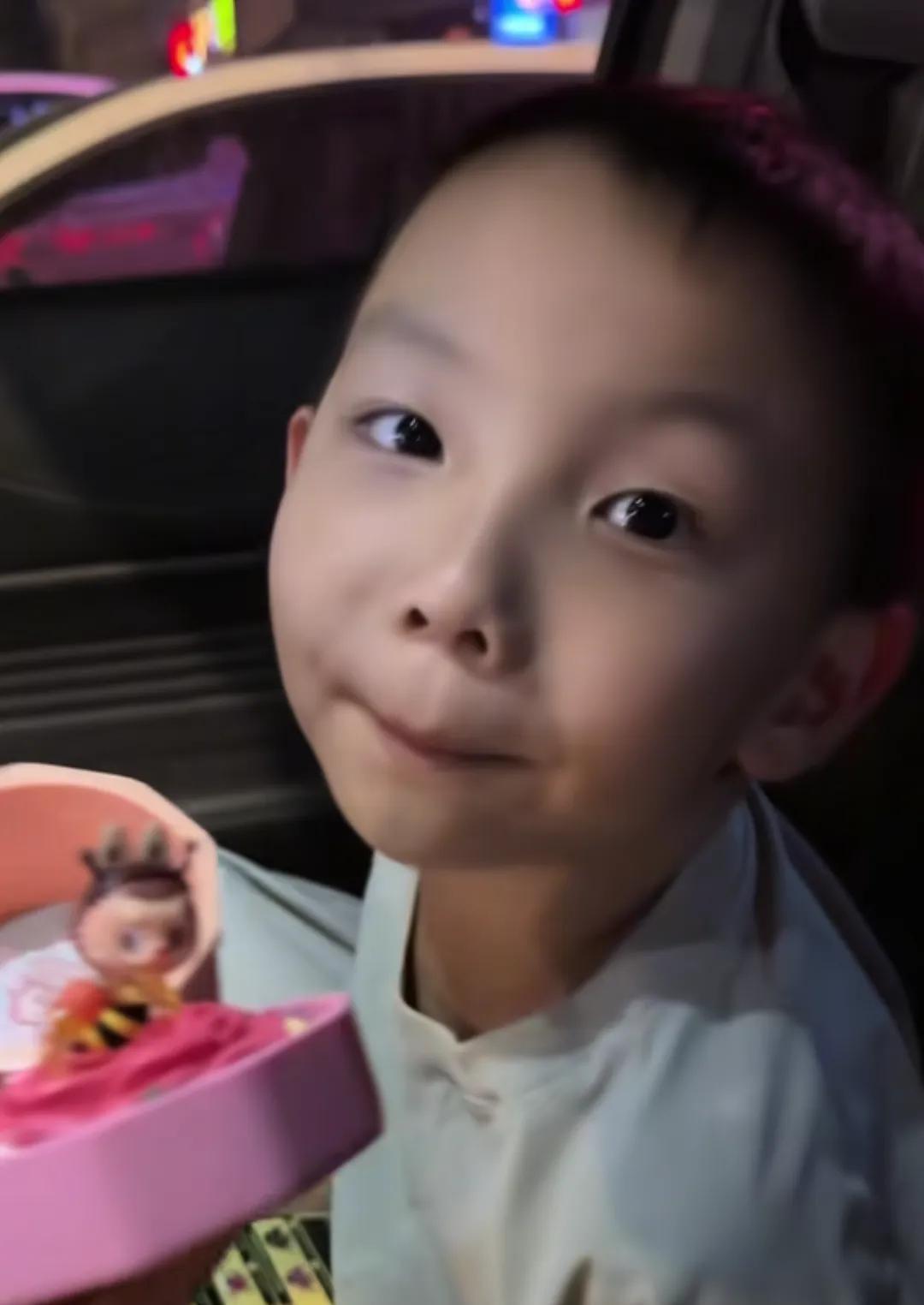 小熊今天发视频说：拆盲盒，如果他能买到你开心，那它就值万两黄金！言宝现在