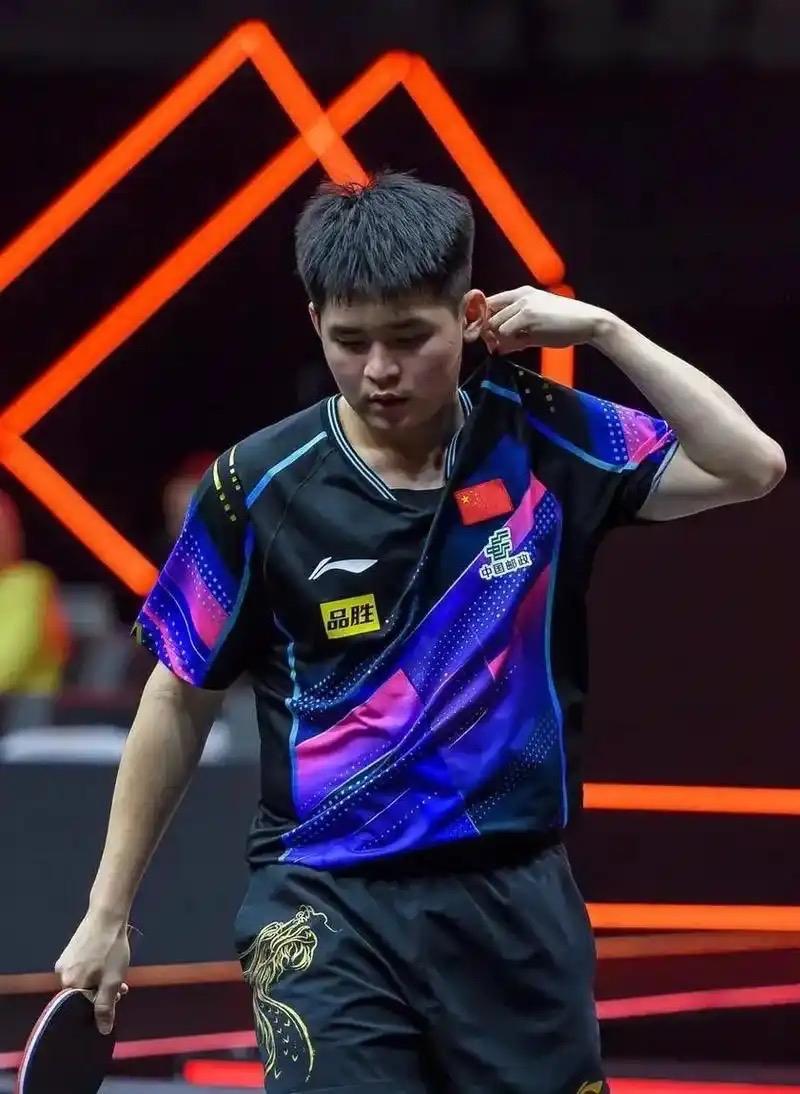 带伤出战，那抹最倔强的身影。CCTV5报道林诗栋退出澳门世界杯真正原因，国乒