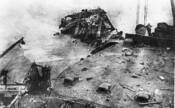 1941年德军轰炸下的马拉号战列舰：船头断裂与炮塔沉没的惨状